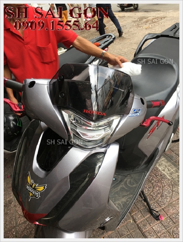 Hình ảnh kính chắn gió cực chất cho xe SH 2017 giá cực sốc uy tín tại Quận 5